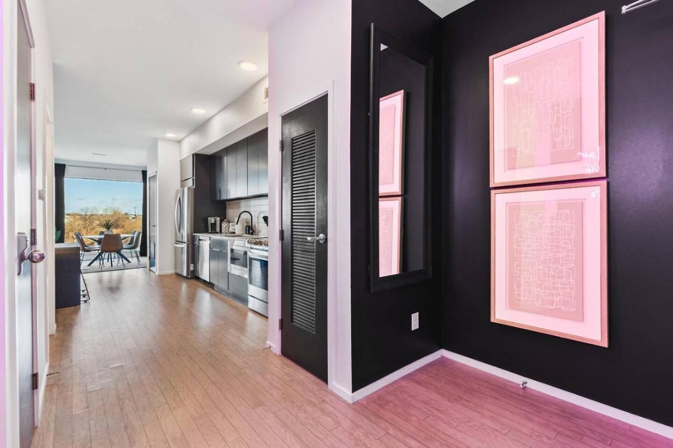 Riverfront Walk To Downtown With Garage Parking Holiday home