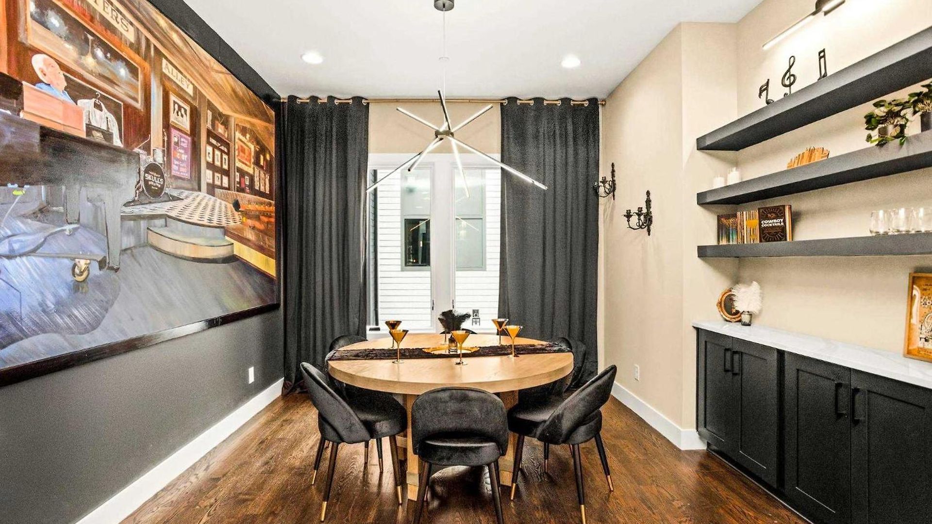 Holiday home 2 Homes! Broadway Views, Rooftops & Karaoke *