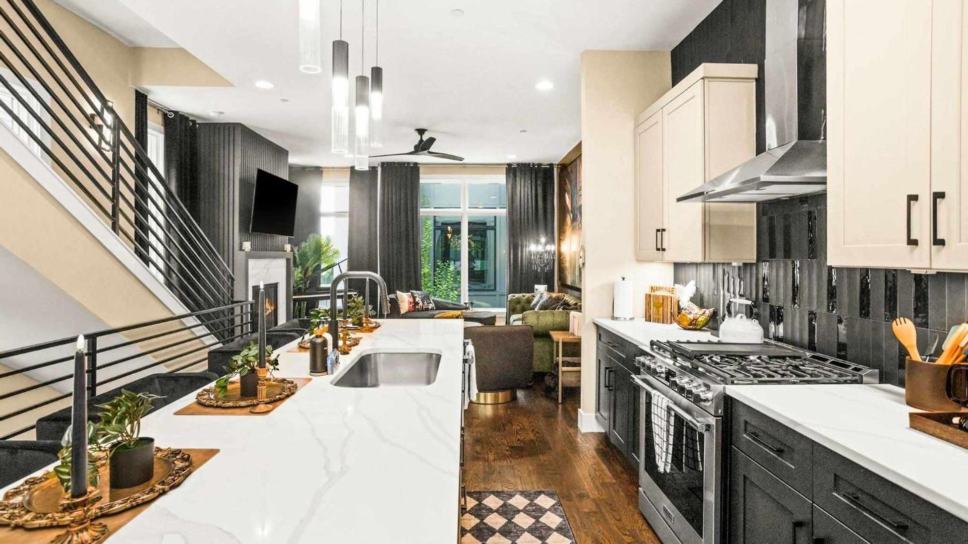 2 Homes! Broadway Views, Rooftops & Karaoke Holiday home *