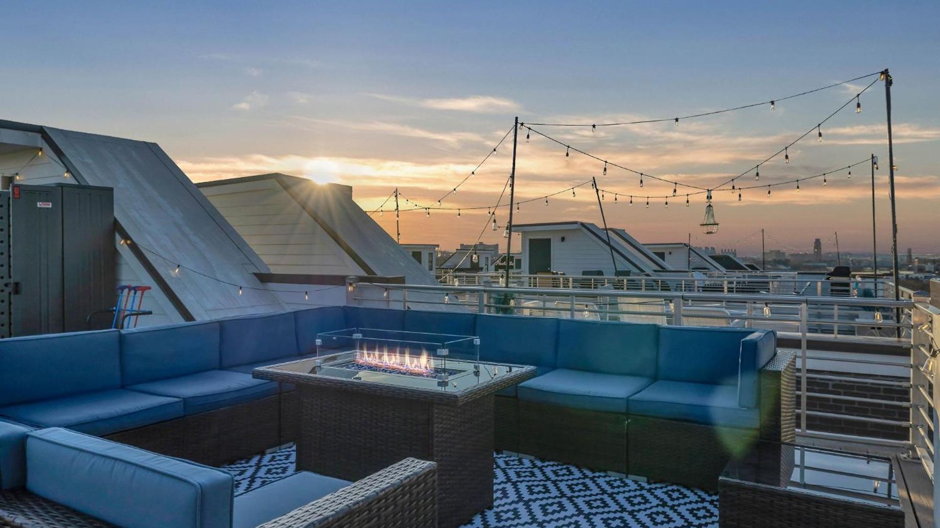 The Skyline Social - Retreat & Private Rooftop Nashville
