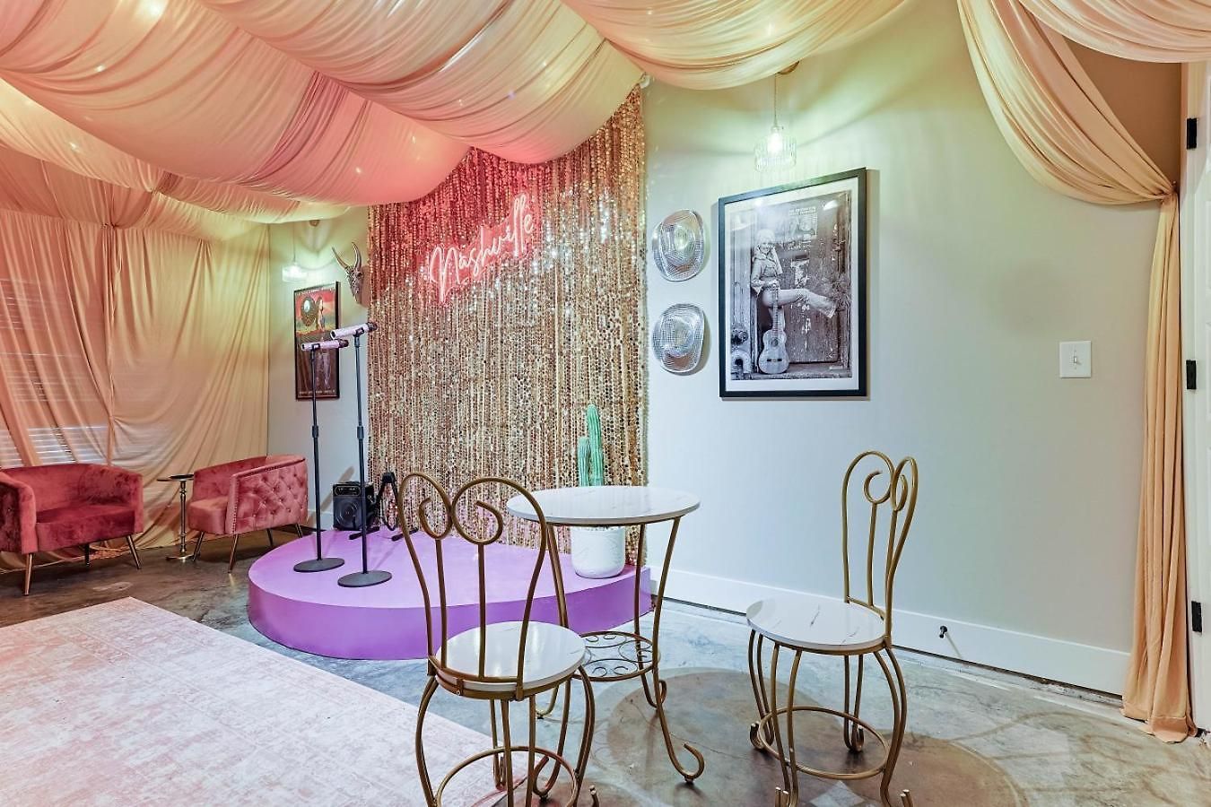 Holiday home Glam Bachelorette Stage & Neon Vibes *
