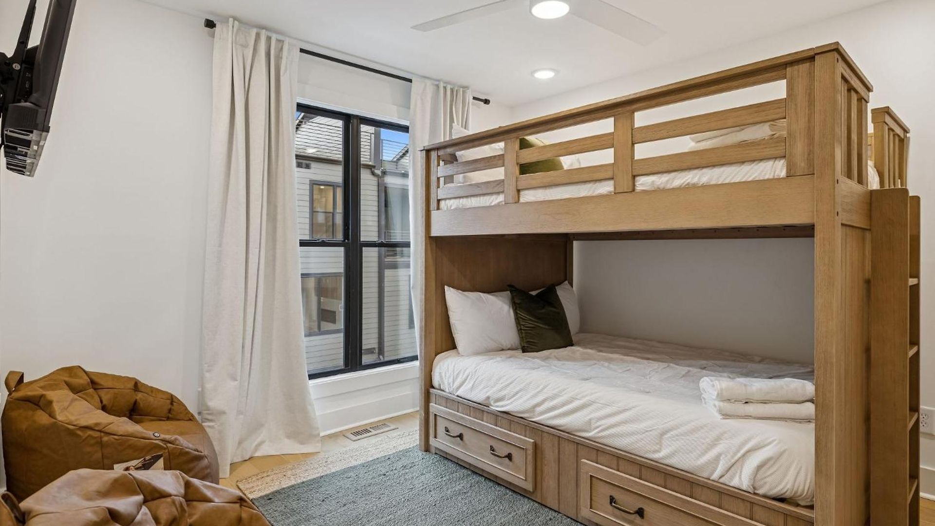 Chic Nash Townhouse Rooftop Patio And Views Holiday home *