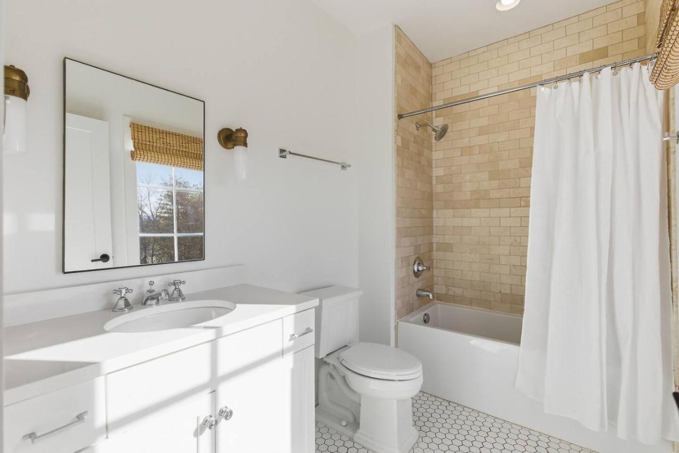 Near Vanderbilt And Belmont With Garage, Pool Table Holiday home