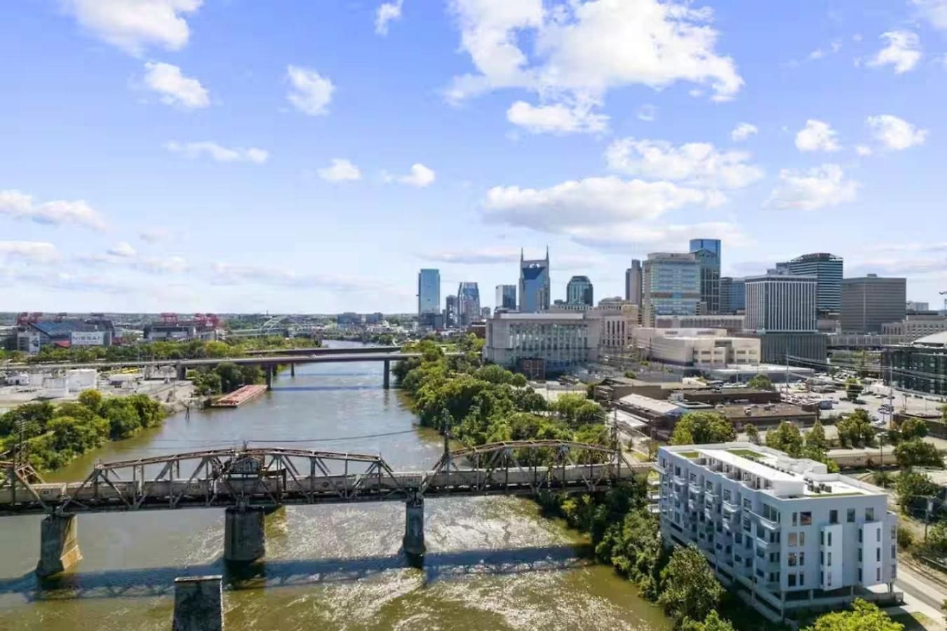 Riverfront Walk To Downtown With Garage Parking Holiday home Nashville
