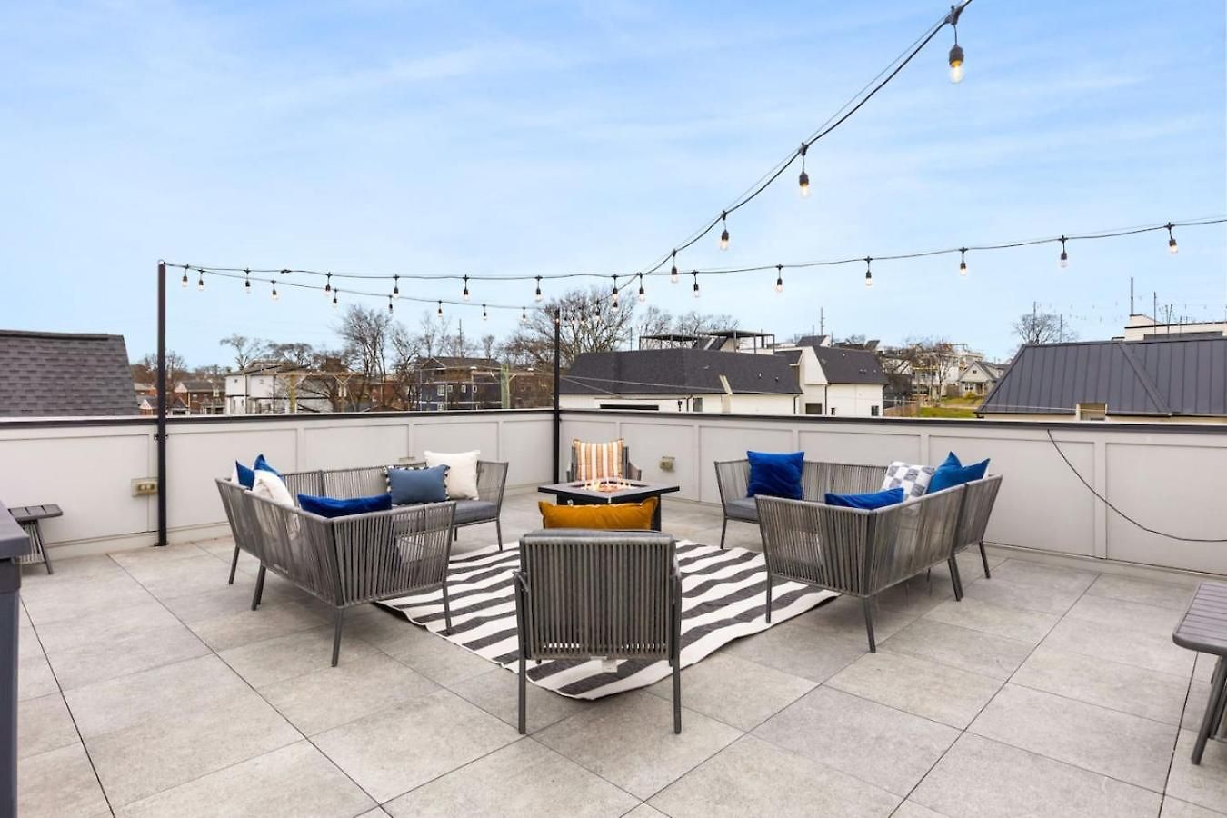 Holiday home View Only 1 Mile To Downtown With Garage And Rooftop