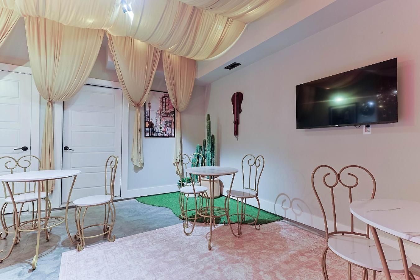 Glam Bachelorette Stage & Neon Vibes Holiday home *