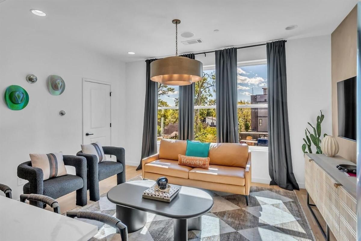 Holiday home Stylish 5br Retreat W Rooftop Hot Tub