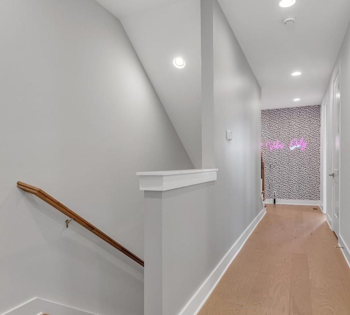 Combined Townhome With 26 Beds - 2 Rooftops!
