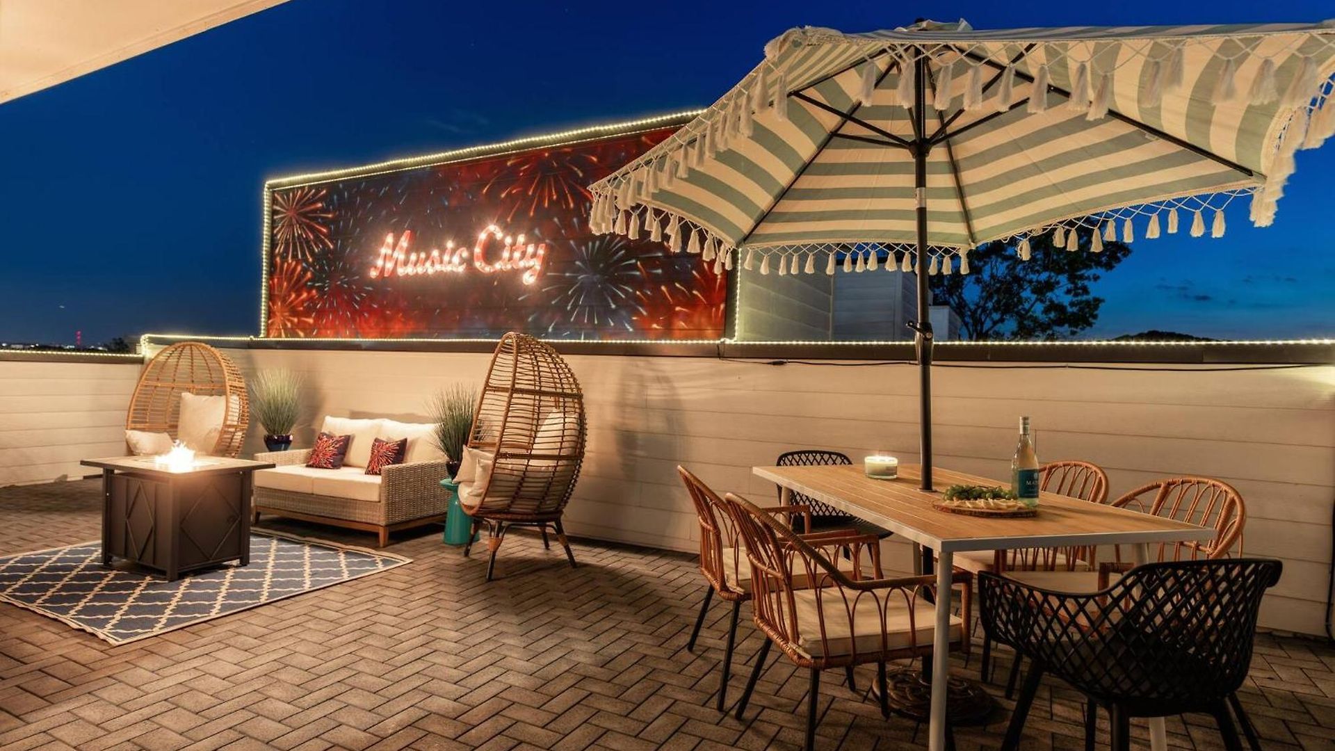 Skyline Rooftop • Game • Sonos Audio Holiday home *