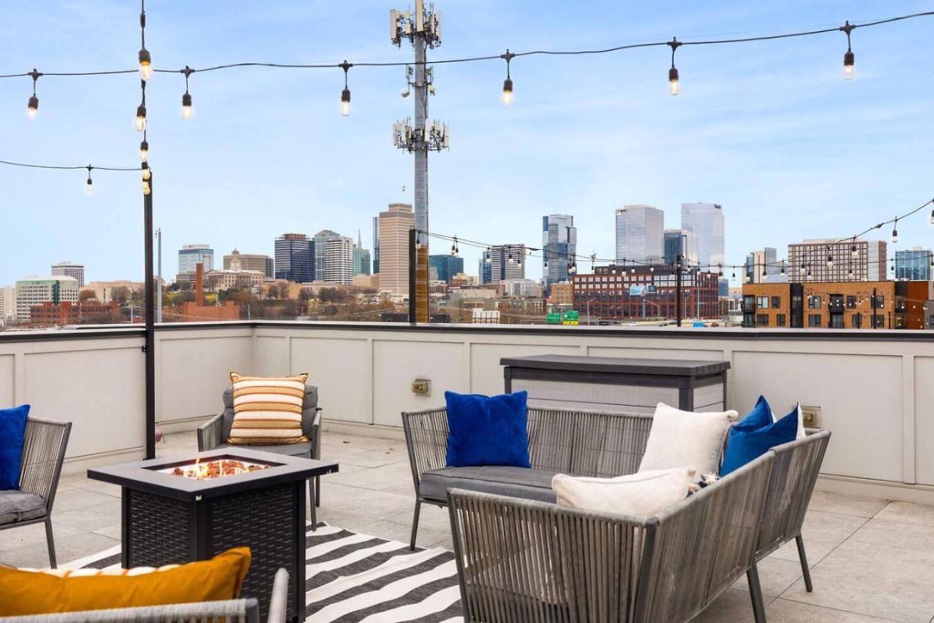 View Only 1 Mile To Downtown With Garage And Rooftop