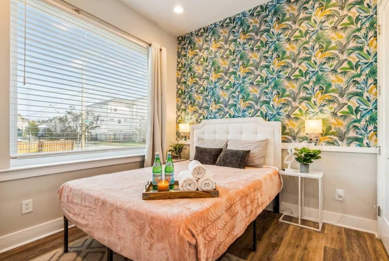 Private With Rooftop Game Near Downtown Holiday home *