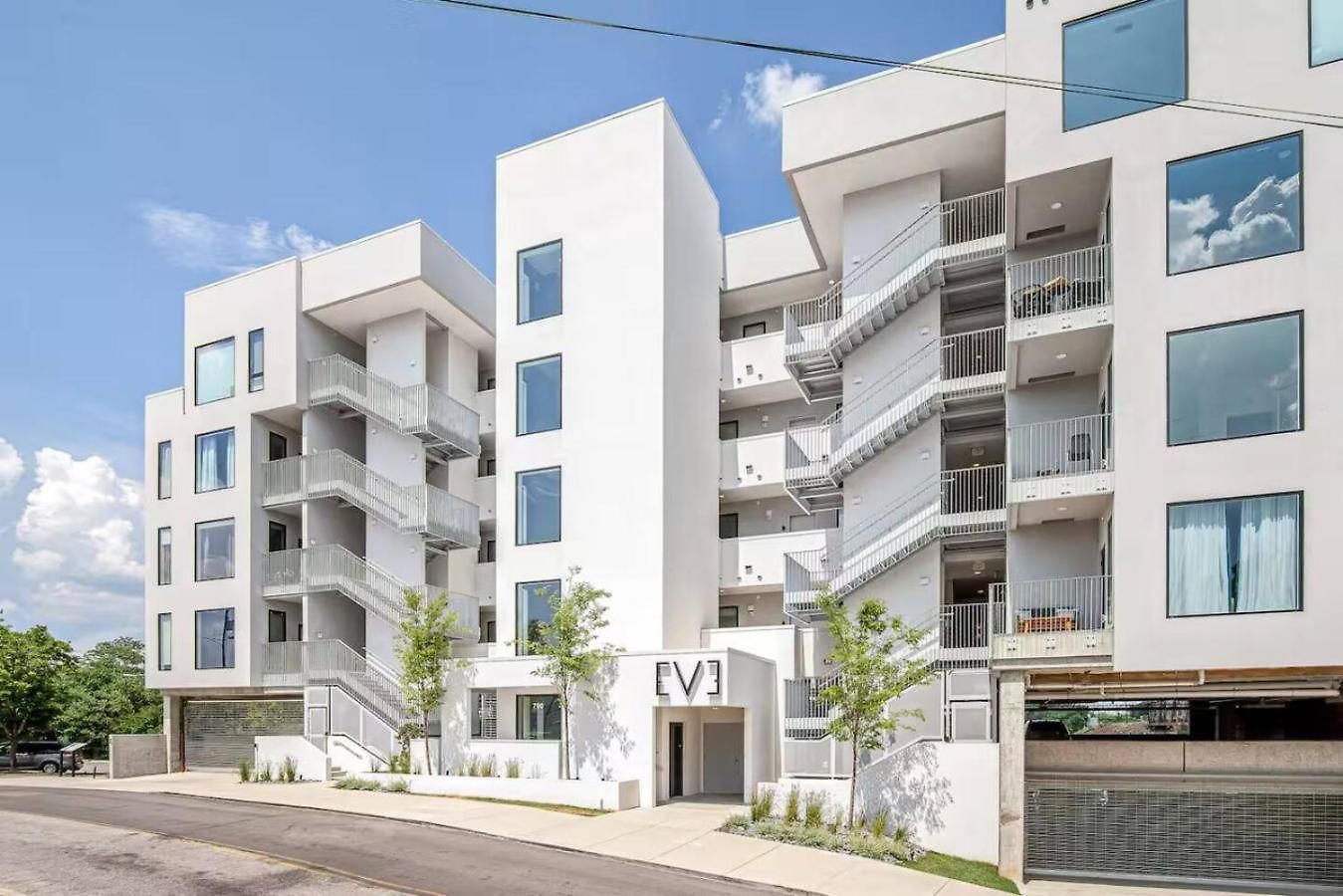 Riverfront Luxury - Walk To Downtown Broadway, Private Patio Holiday home *