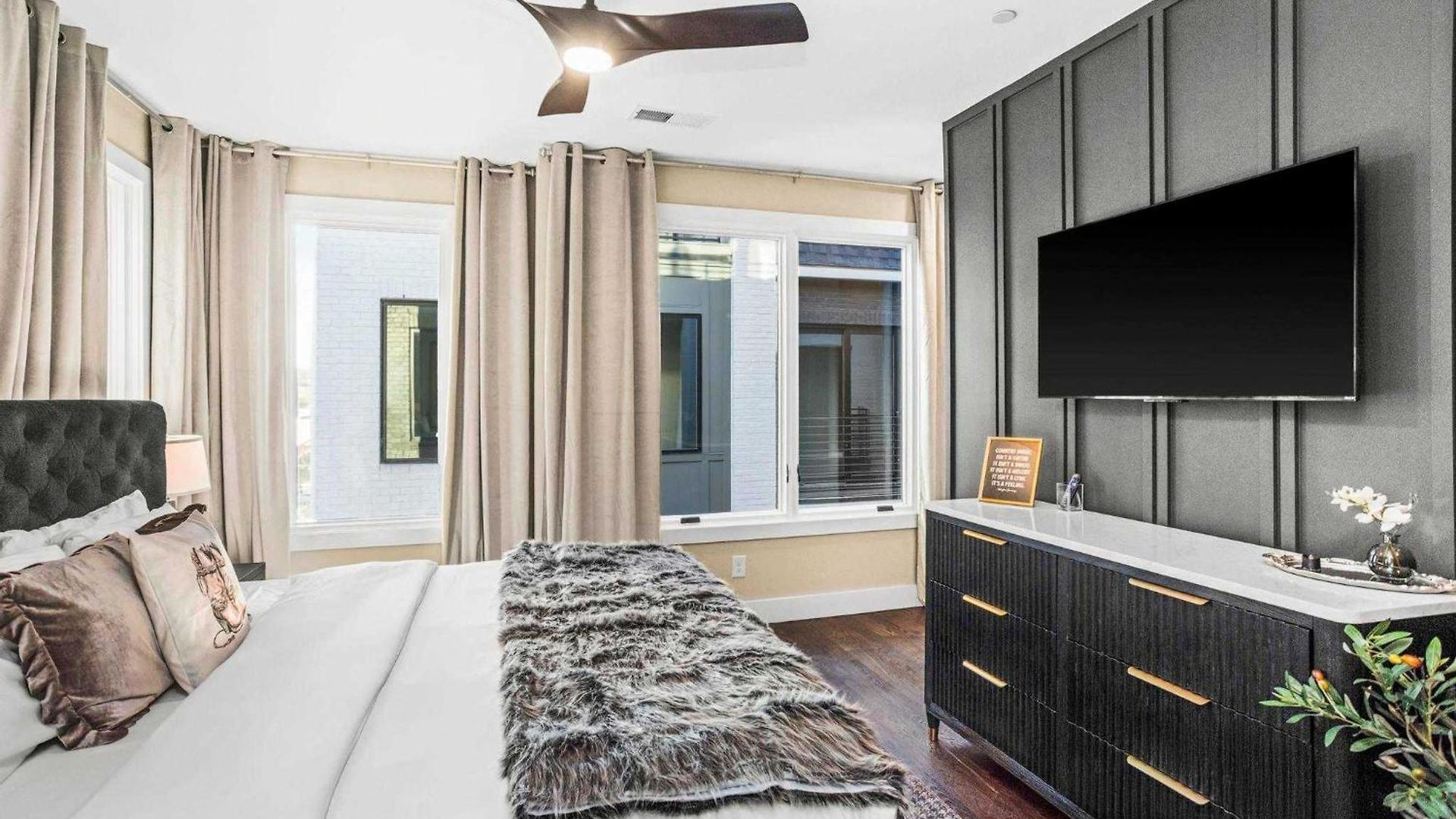 2 Homes! Broadway Views, Rooftops & Karaoke Holiday home *