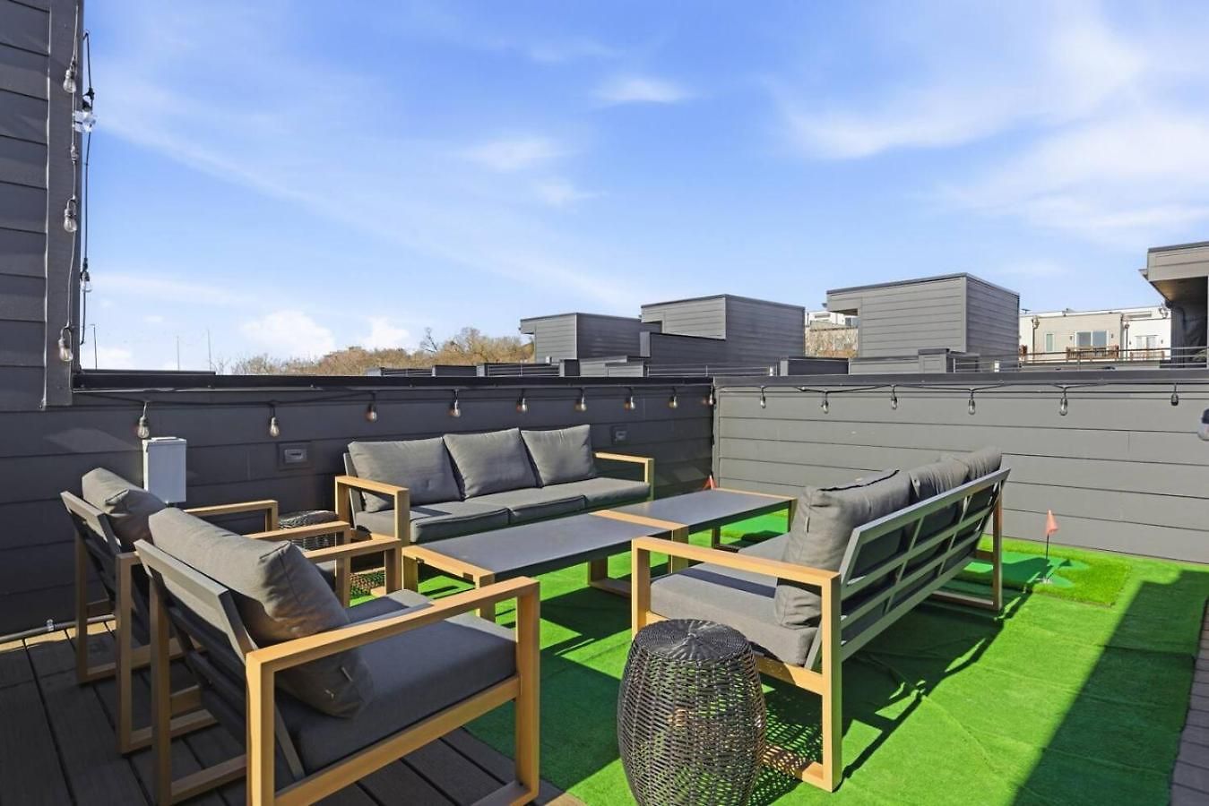 View With Hottub Rooftop Arcade Game And Parking Nashville
