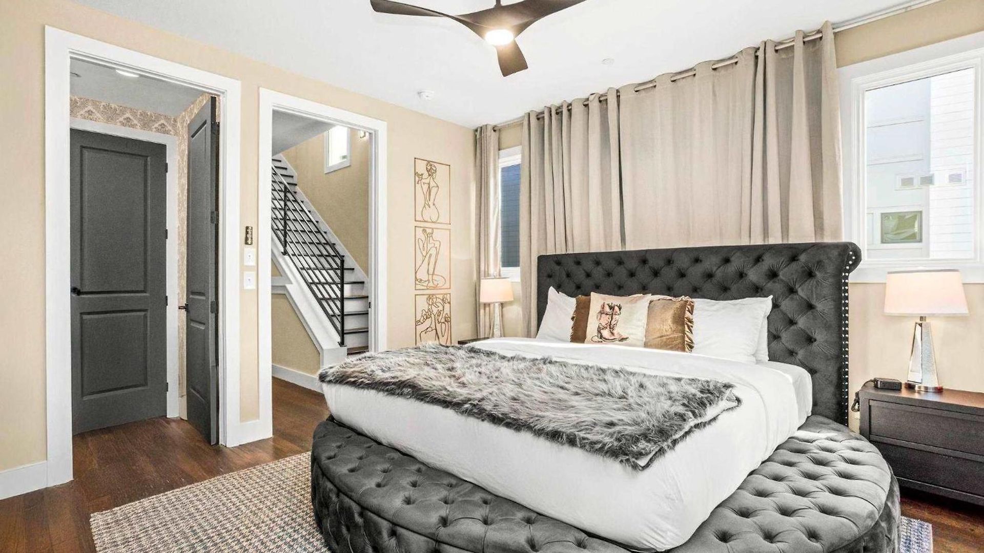 Holiday home 2 Homes! Broadway Views, Rooftops & Karaoke