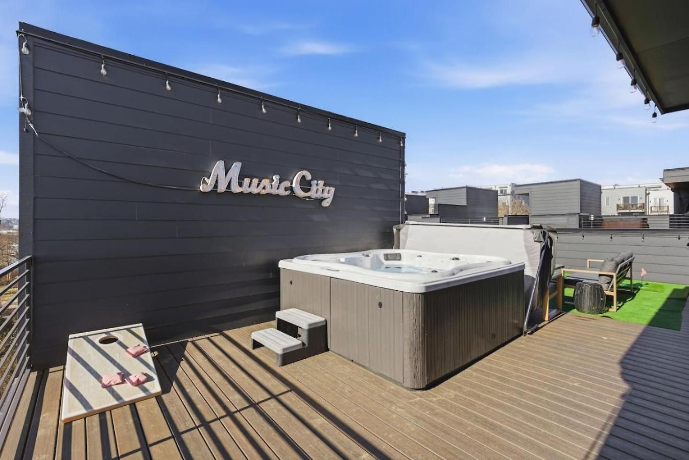 Holiday home View With Hottub Rooftop Arcade Game And Parking Nashville