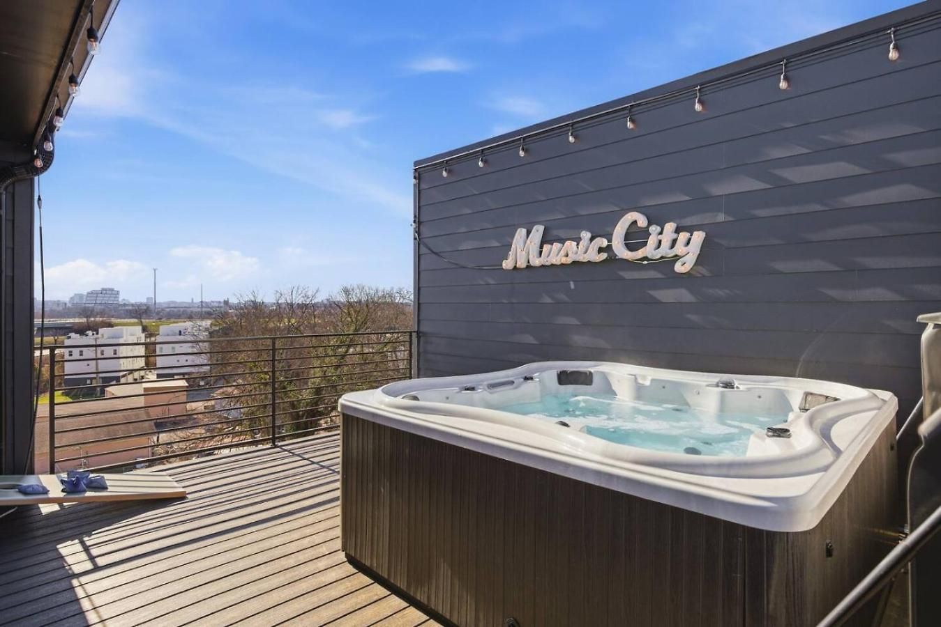View With Hottub Rooftop Arcade Game And Parking Holiday home