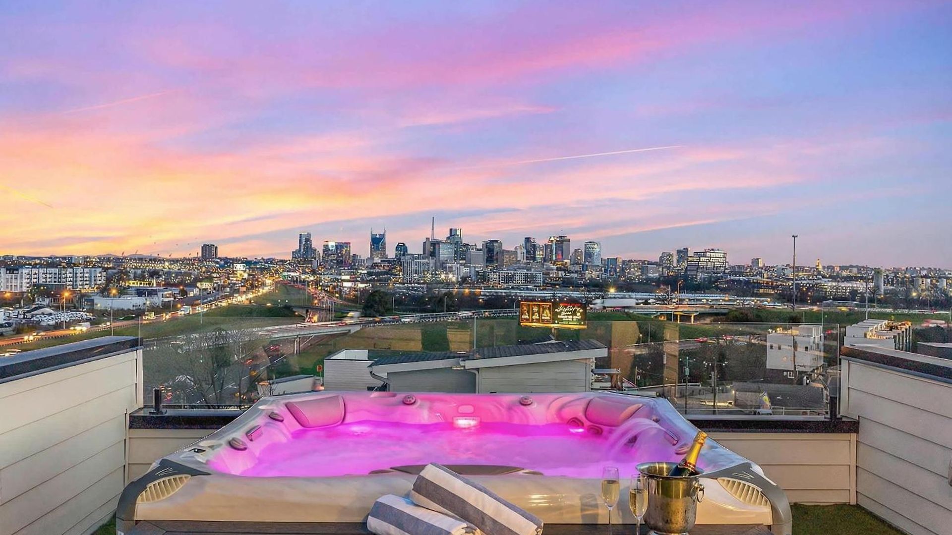 Elevator With Rooftop Hot Tub & Spacious Yard * Nashville