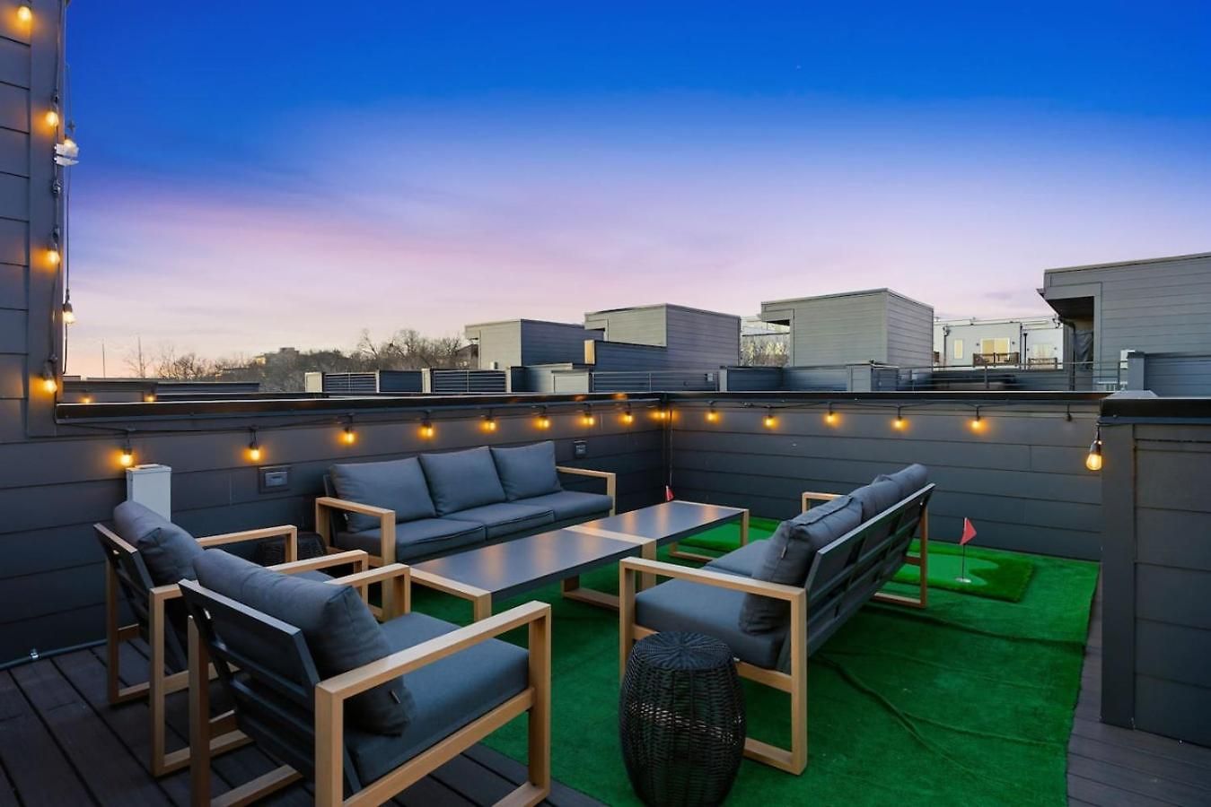 View With Hottub Rooftop Arcade Game And Parking Holiday home Nashville
