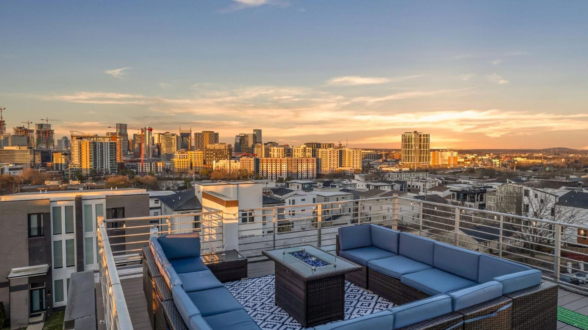The Skyline Social - Retreat & Private Rooftop Holiday home *