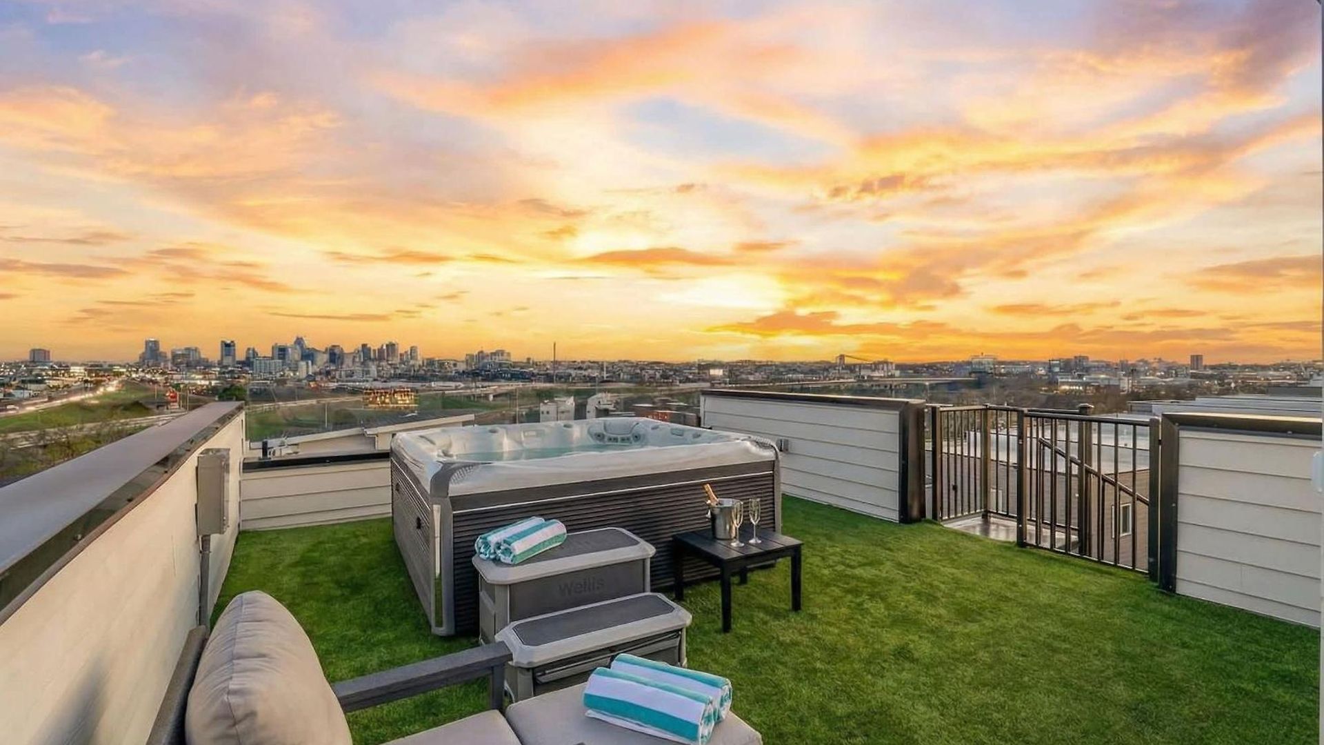 Holiday home Elevator With Rooftop Hot Tub & Spacious Yard