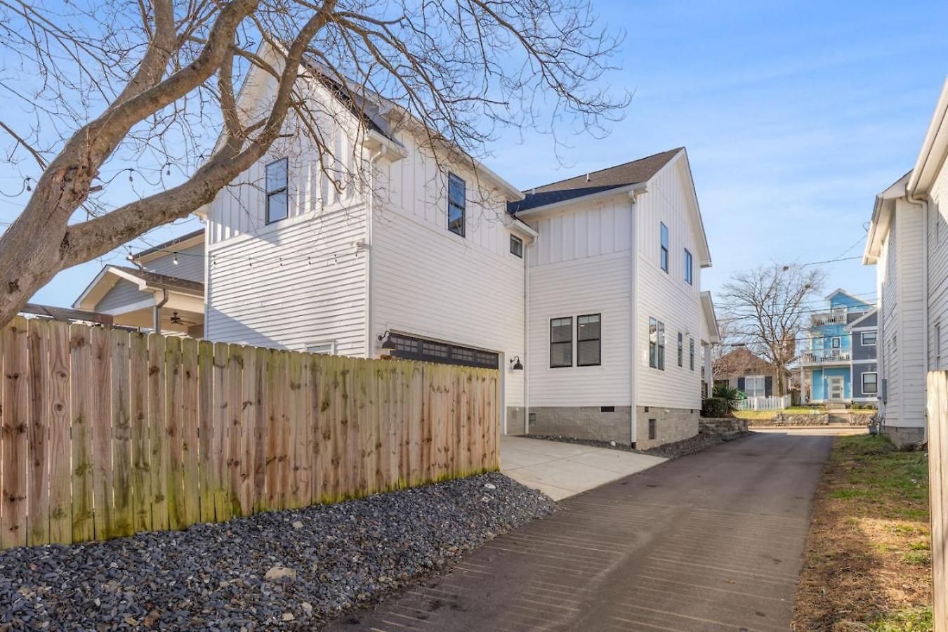 Modern House By Downtown With Garage And Fenced-in Yard *