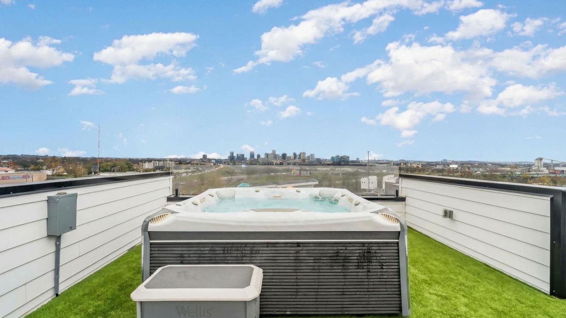 Elevator With Rooftop Hot Tub & Spacious Yard Holiday home *