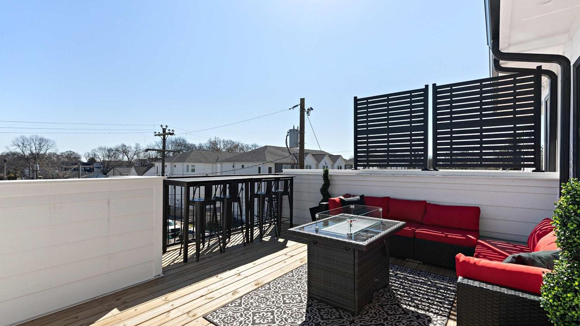 Private With Rooftop Game Near Downtown *