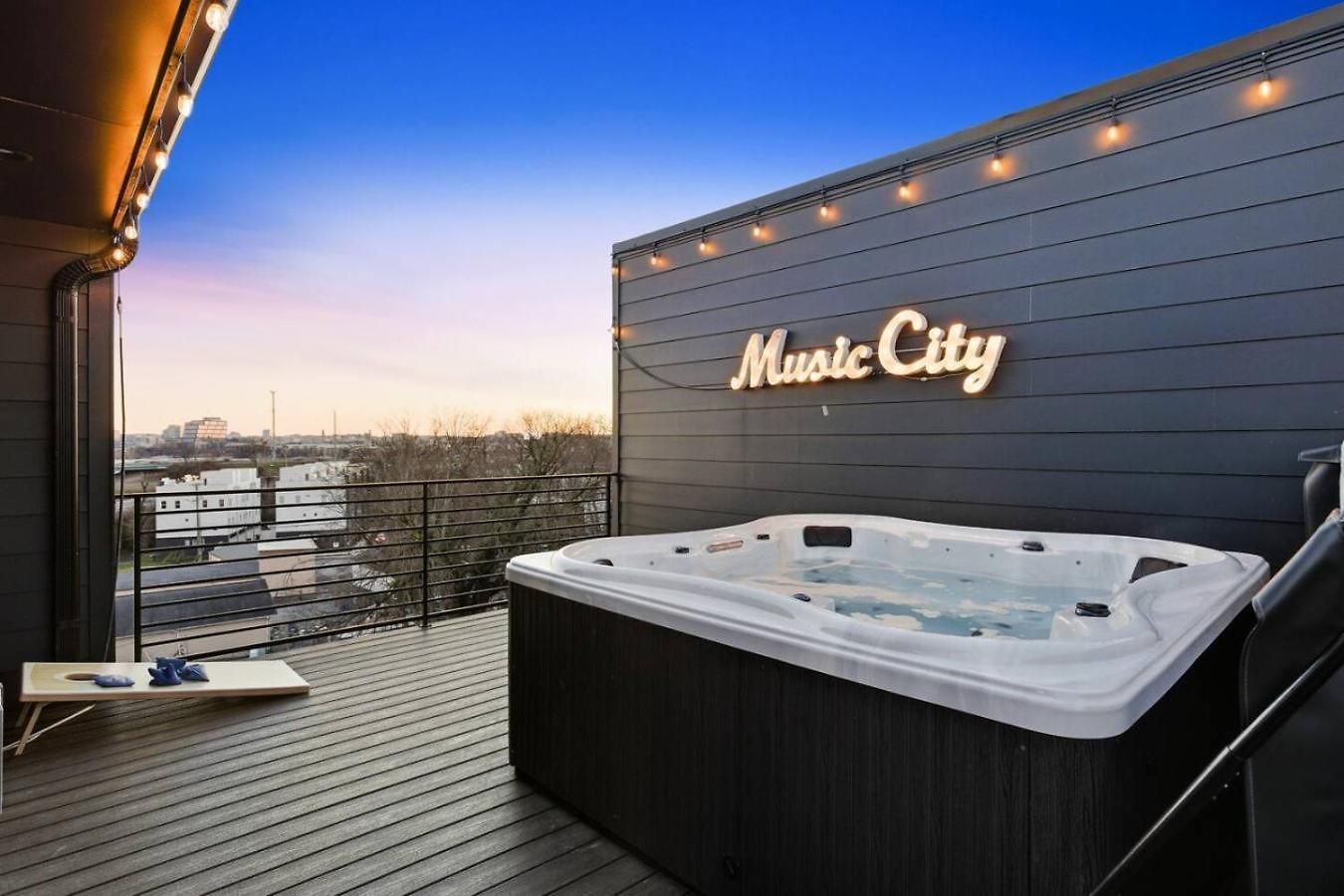 View With Hottub Rooftop Arcade Game And Parking Holiday home