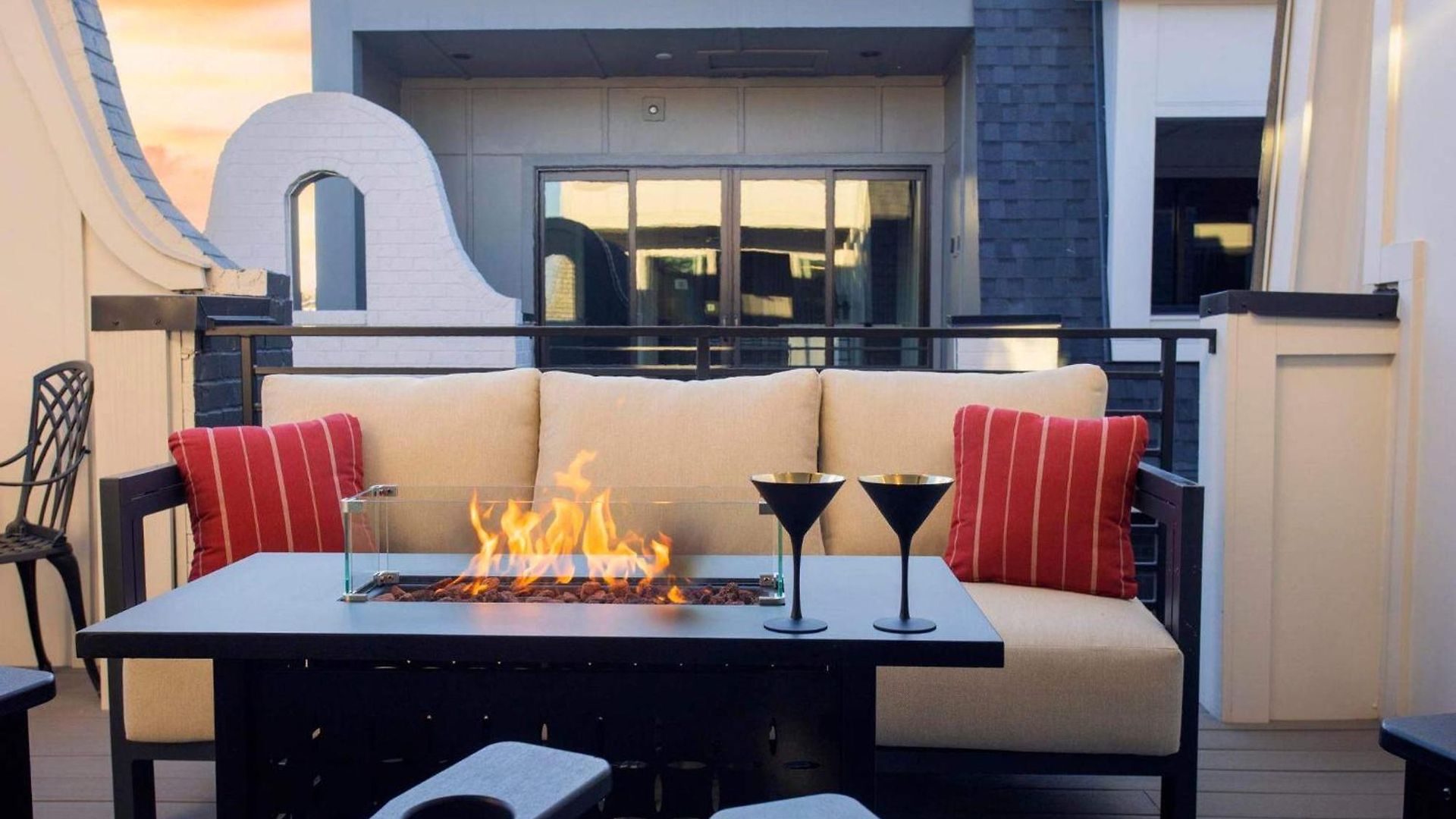 Holiday home 2 Homes! Broadway Views, Rooftops & Karaoke *