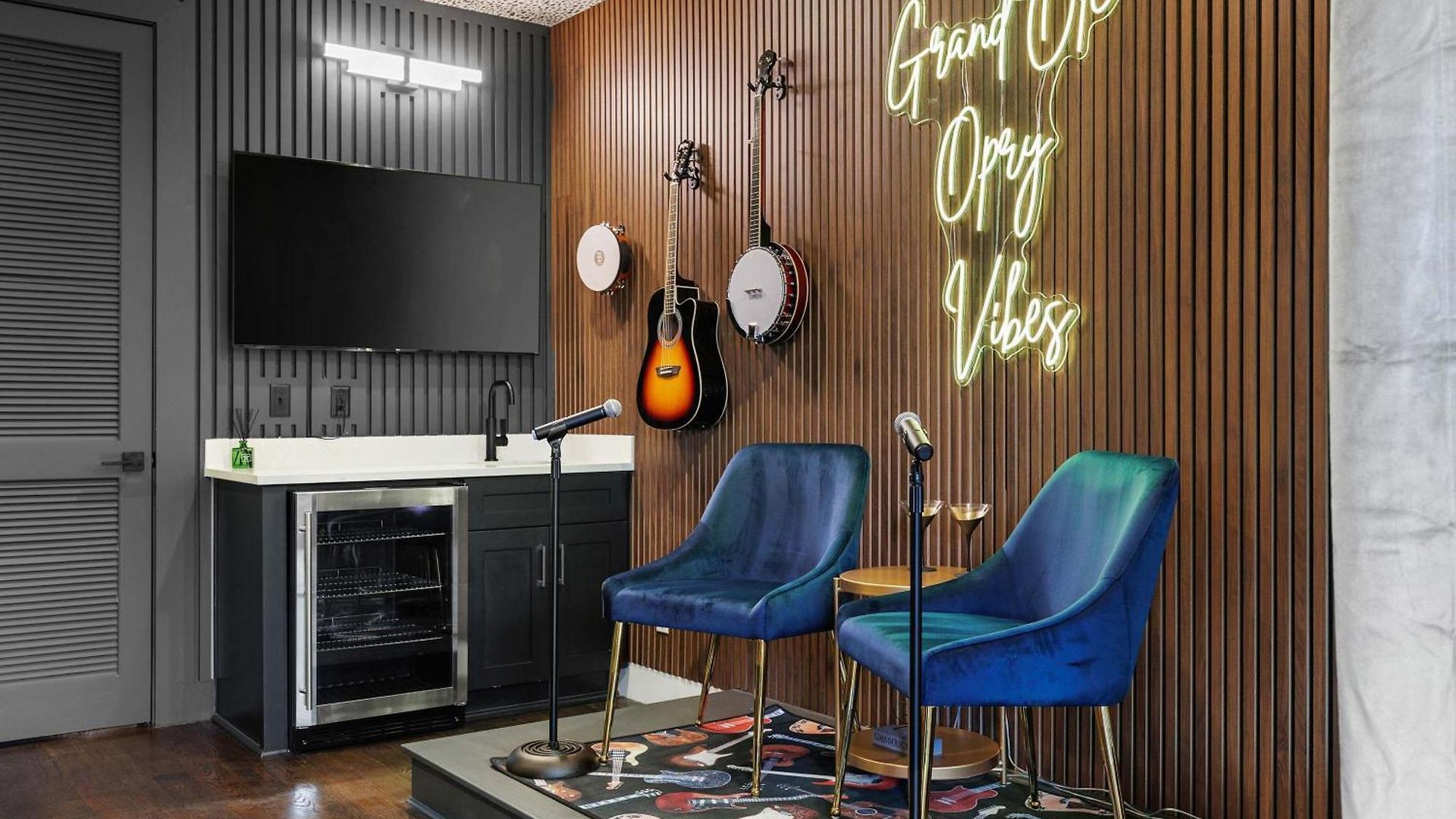 2 Side By Side Units Roof Decks Karaoke Murals Holiday home