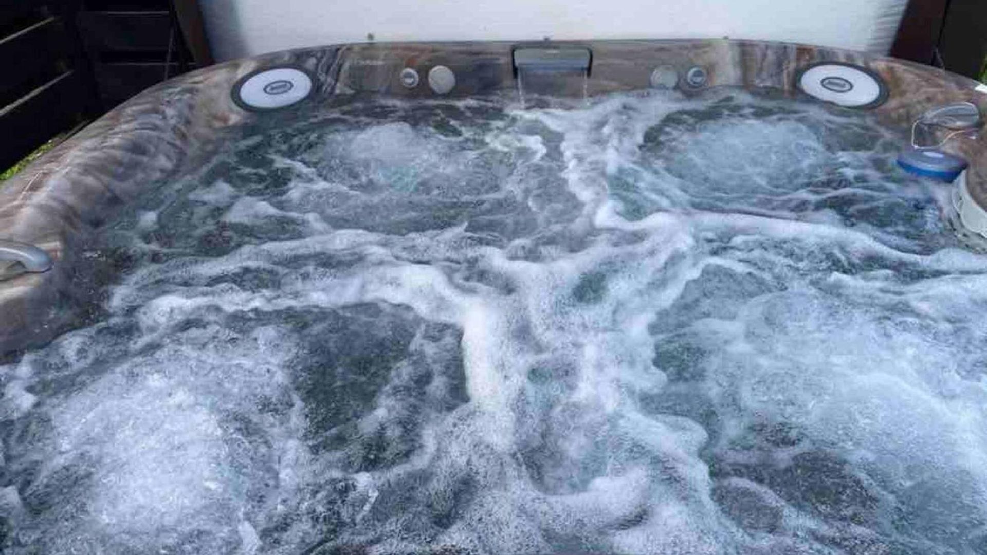 Hottub/karaoke-10m Dt-beg Your Parton? Dolly's Hm * Nashville