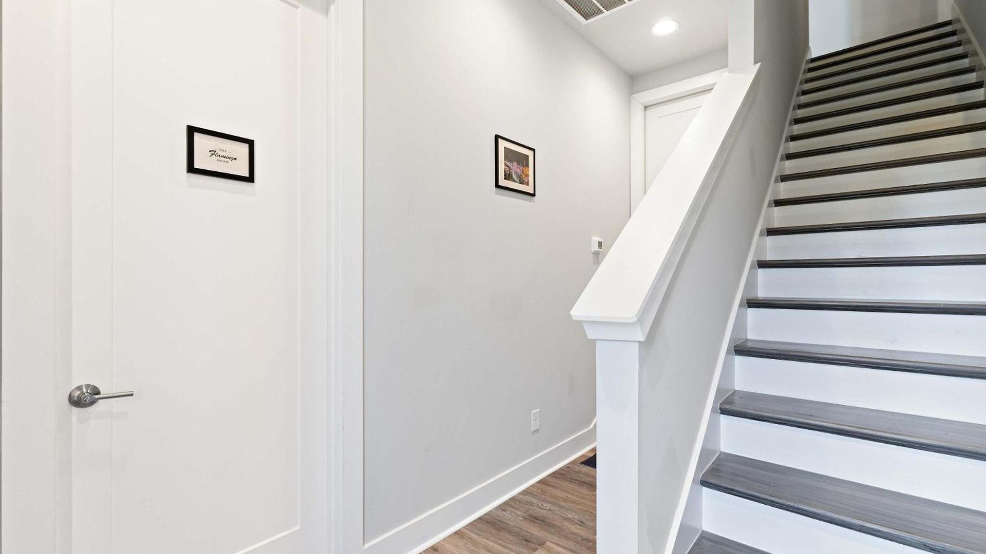 Private With Rooftop Game Near Downtown Holiday home *