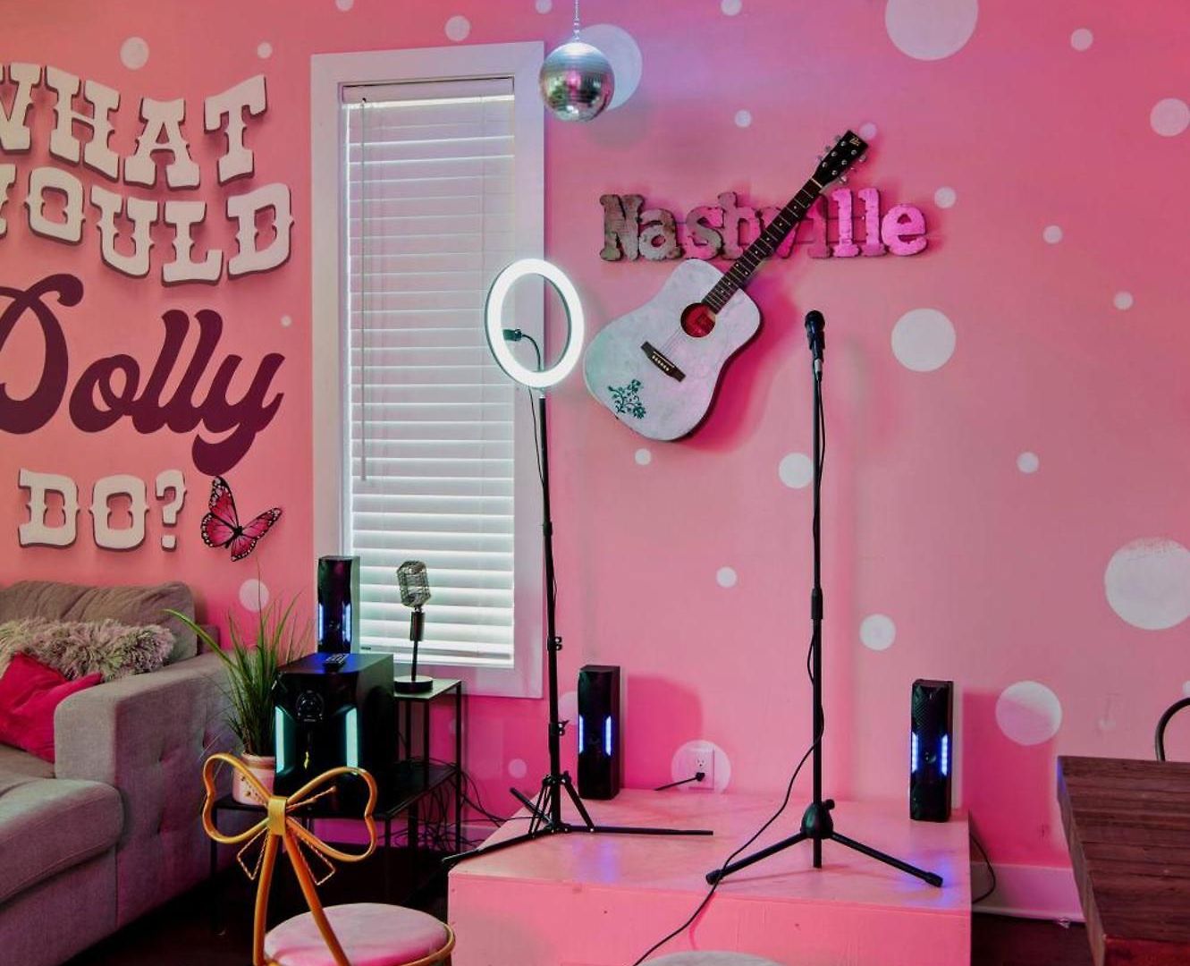 Hottub/karaoke-10m Dt-beg Your Parton? Dolly's Hm Holiday home Nashville