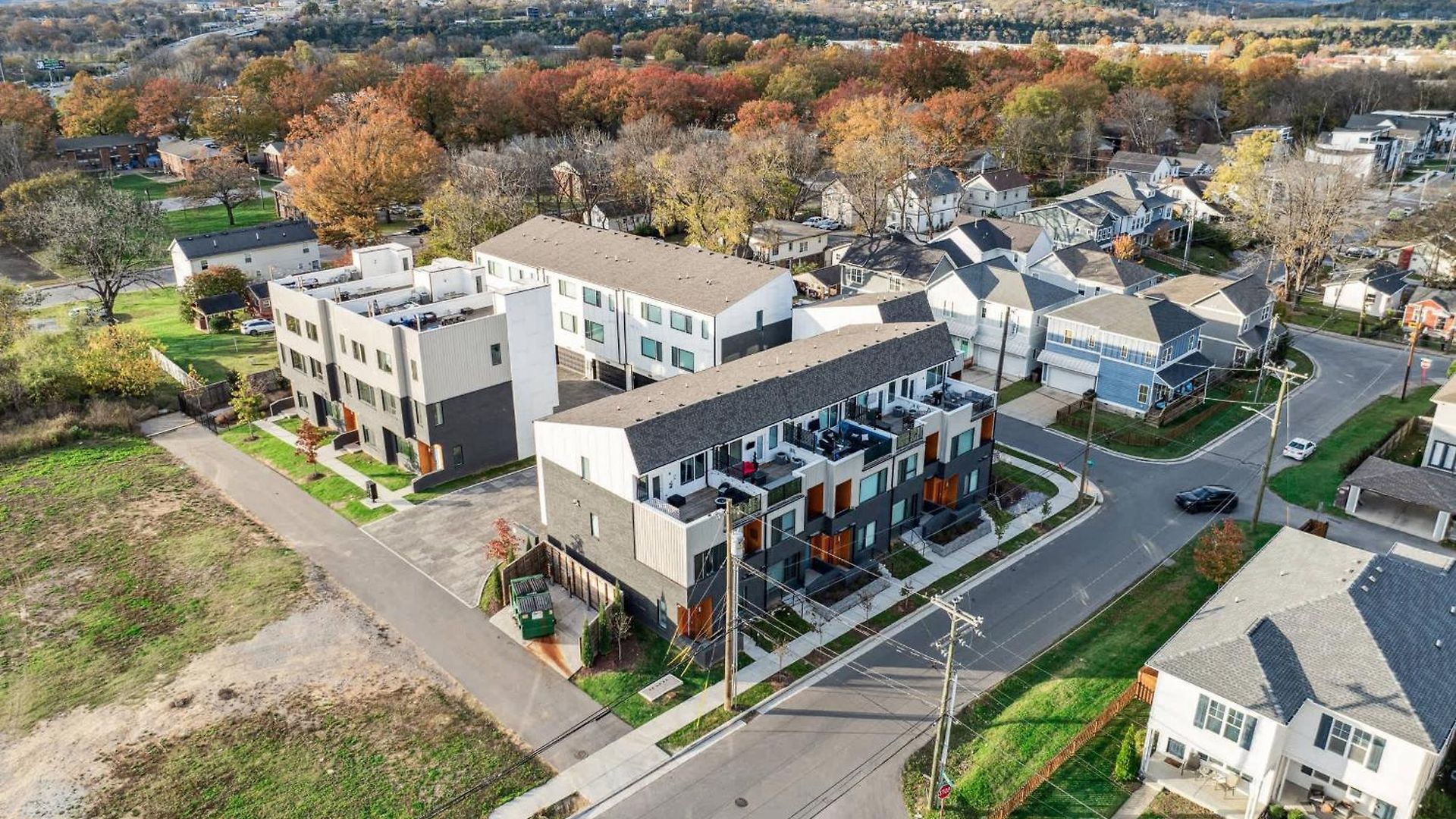 Private With Rooftop Game Near Downtown *