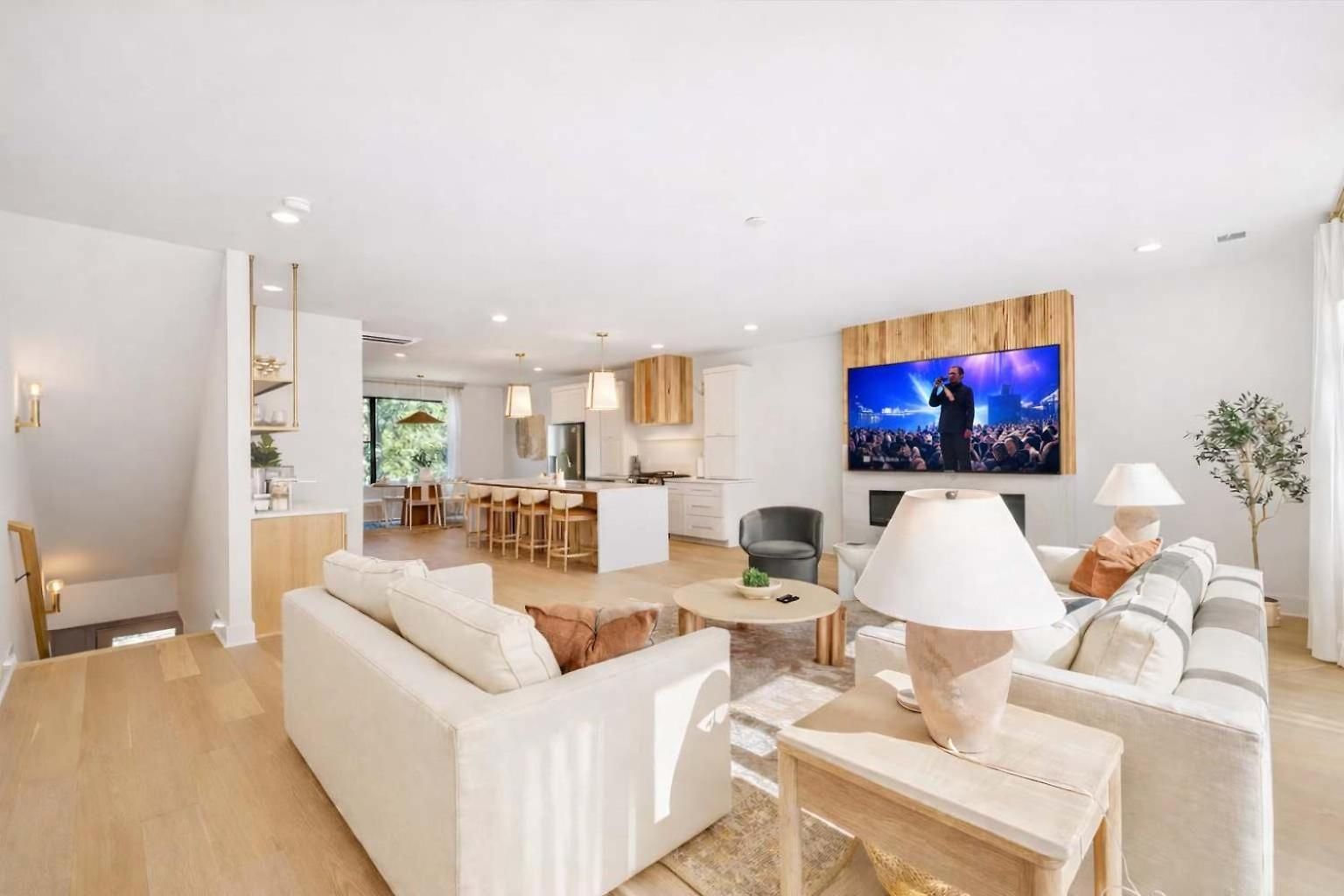 Apartment Getaway Rooftop Views & Modern Comfort *