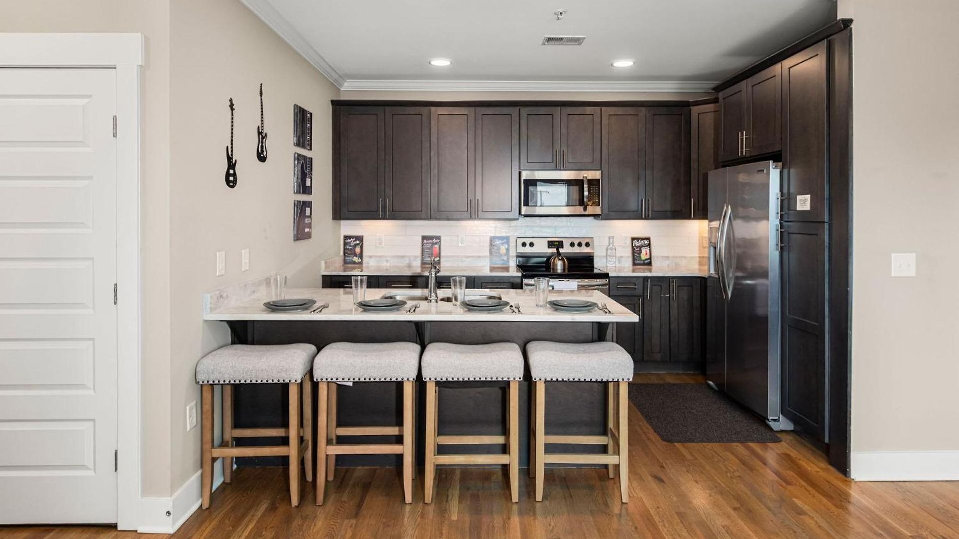 Midnight Strings - Cozy And Close To Downtown Apartment