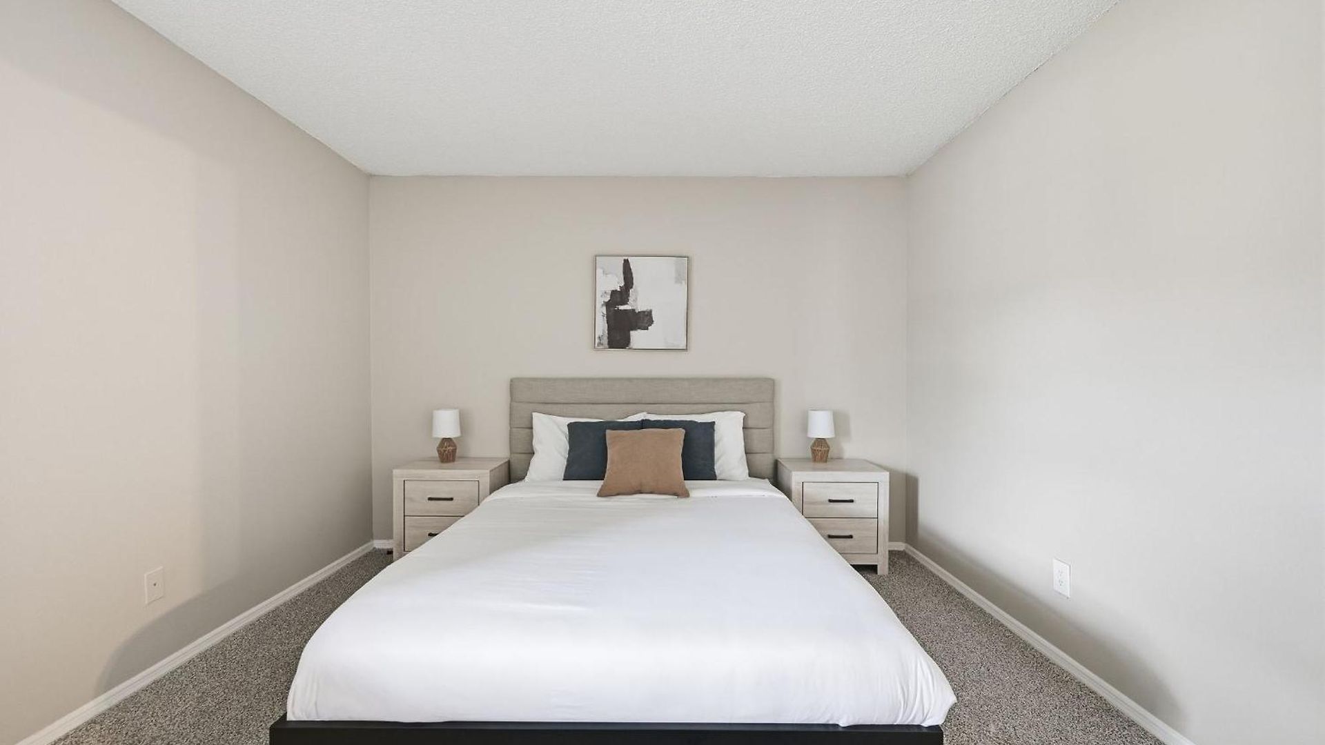 Charming With Fireplace & Dining Area Apartment *