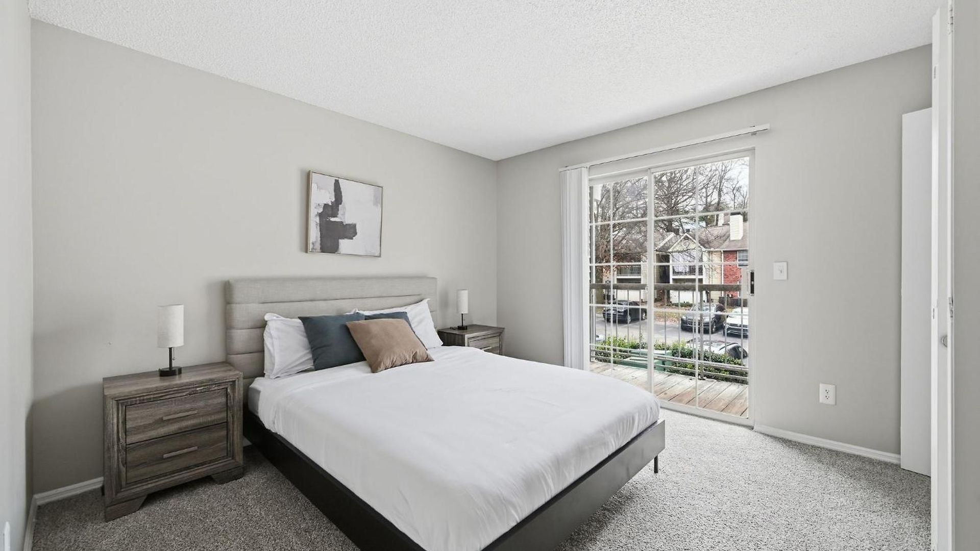 Spacious Living With Fireplace And Balcony * Nashville