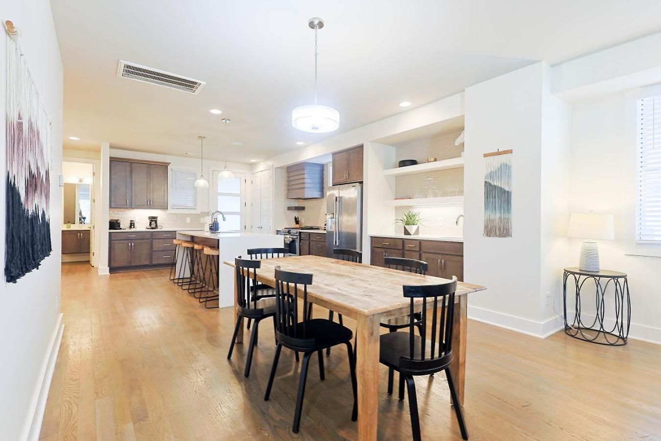 Stylish Brand-new Townhome Near Hotspots Apartment *
