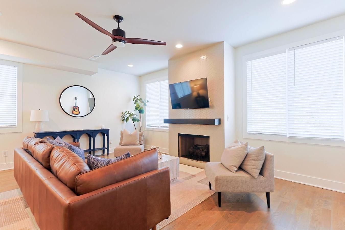 Apartment Stylish Brand-new Townhome Near Hotspots