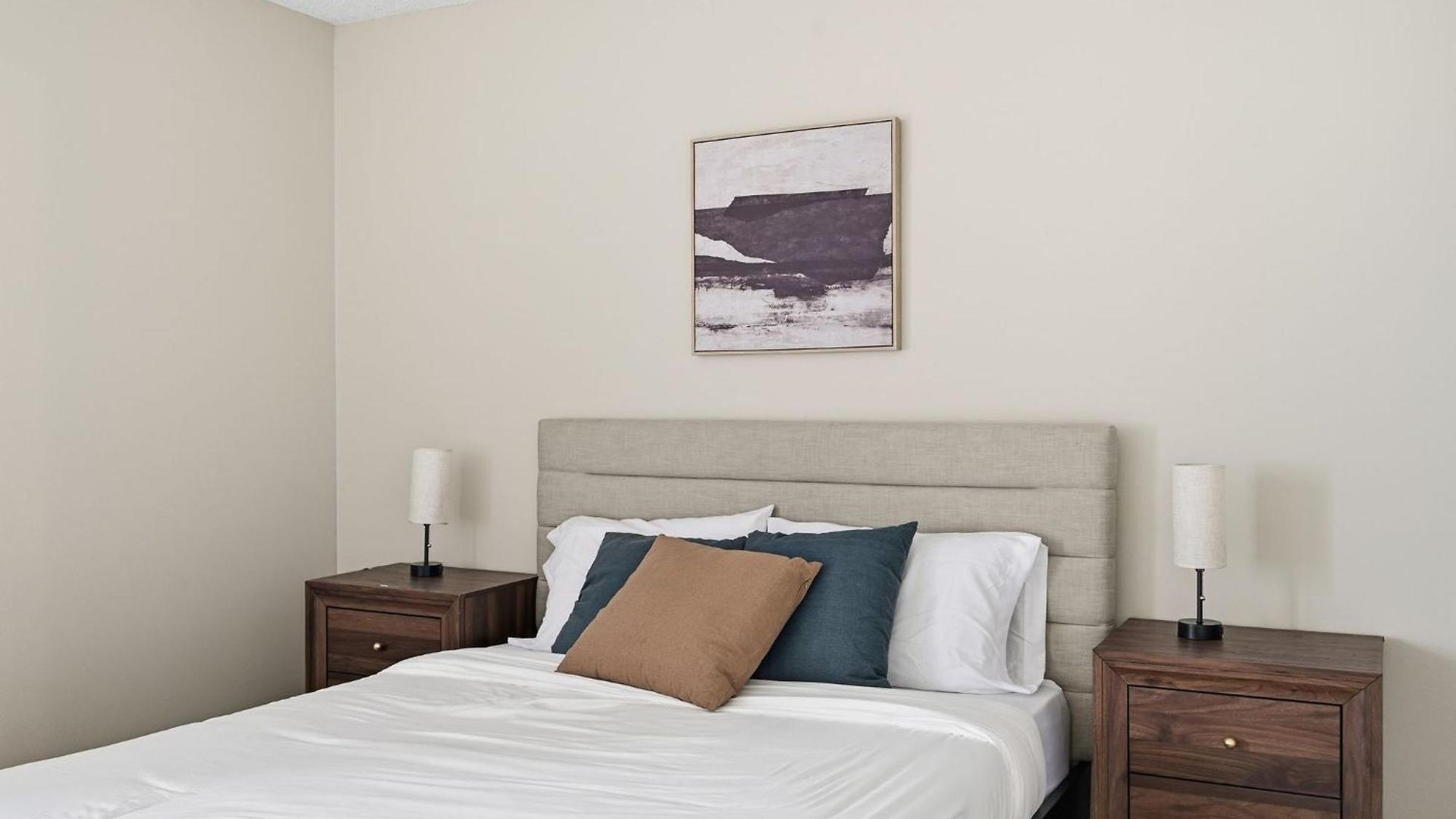 Spacious Living With Fireplace And Balcony Apartment Nashville