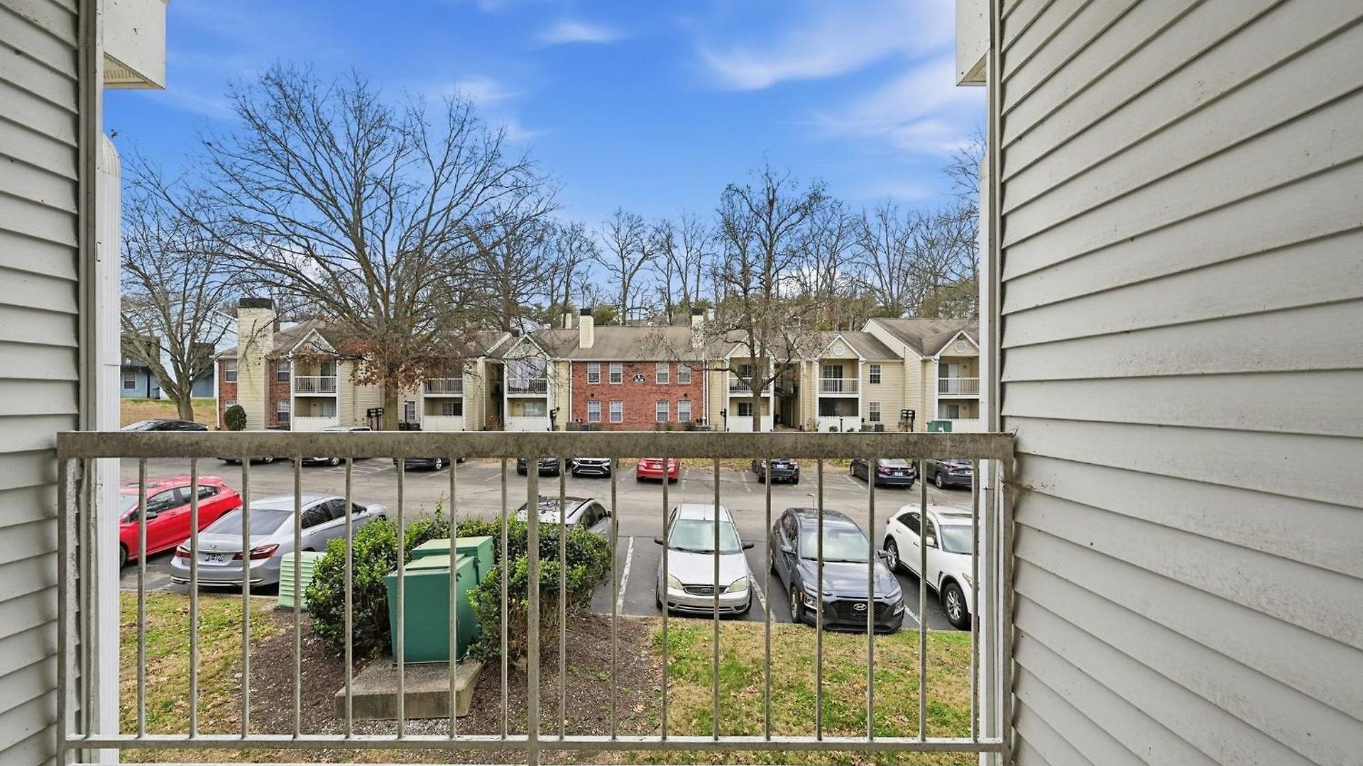 Spacious Living With Fireplace And Balcony * Nashville