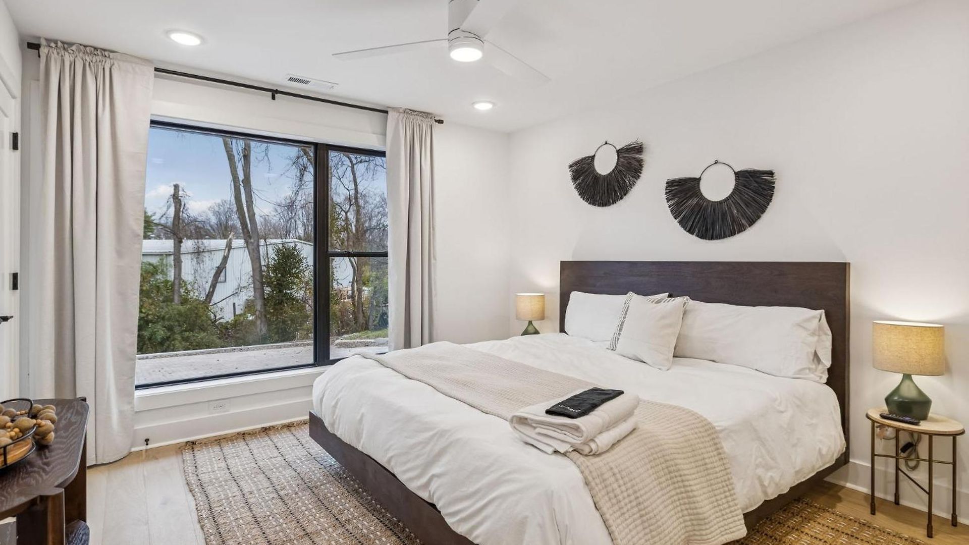New Modern Escape With Rooftop Hot Tub Nashville