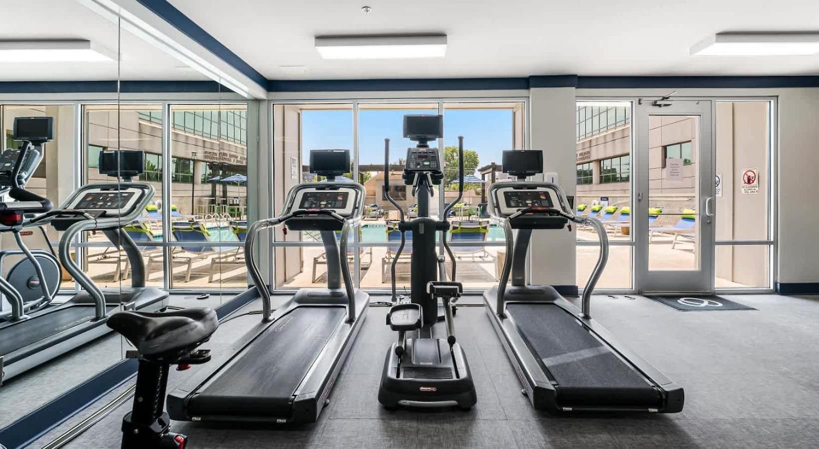 Apartment Boulevard Midtown 1br Pool Gym Parking 01 *