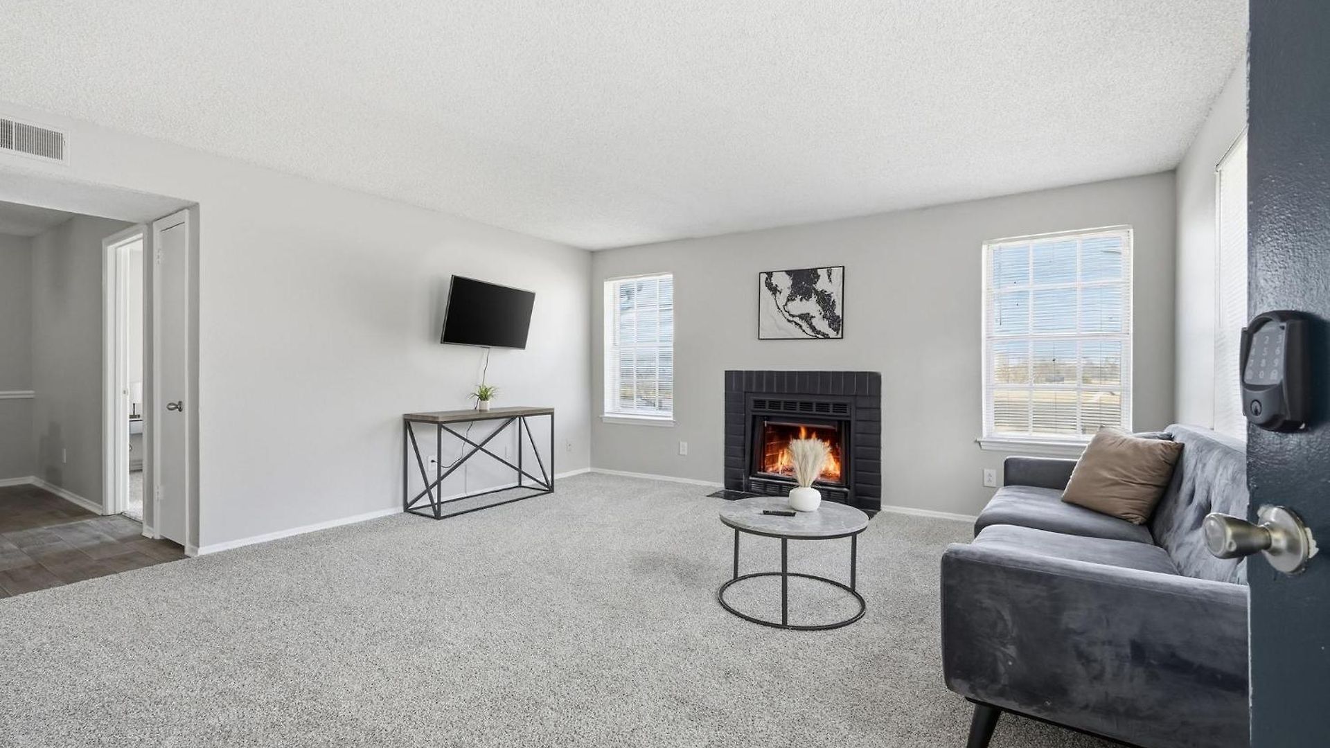 Comfortable Layout With Fireplace And Dining Area *