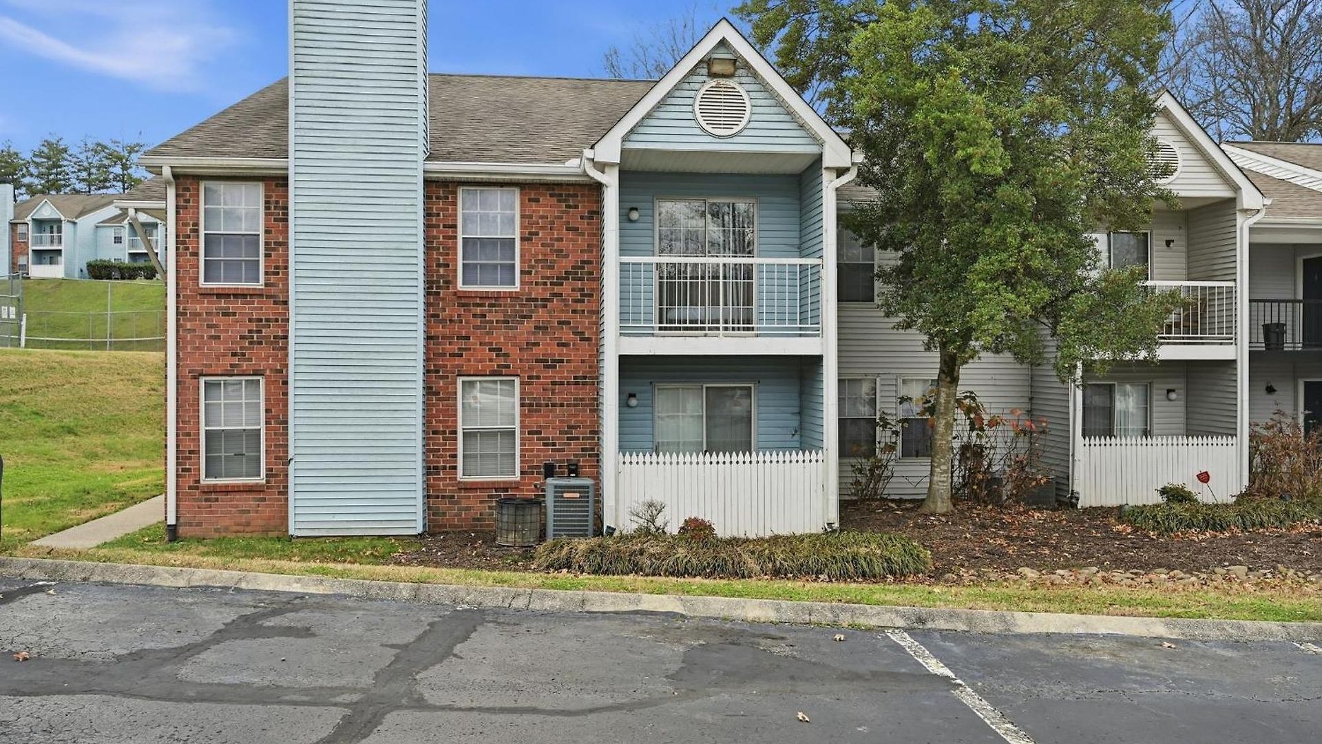 Charming With Fireplace & Dining Area Nashville