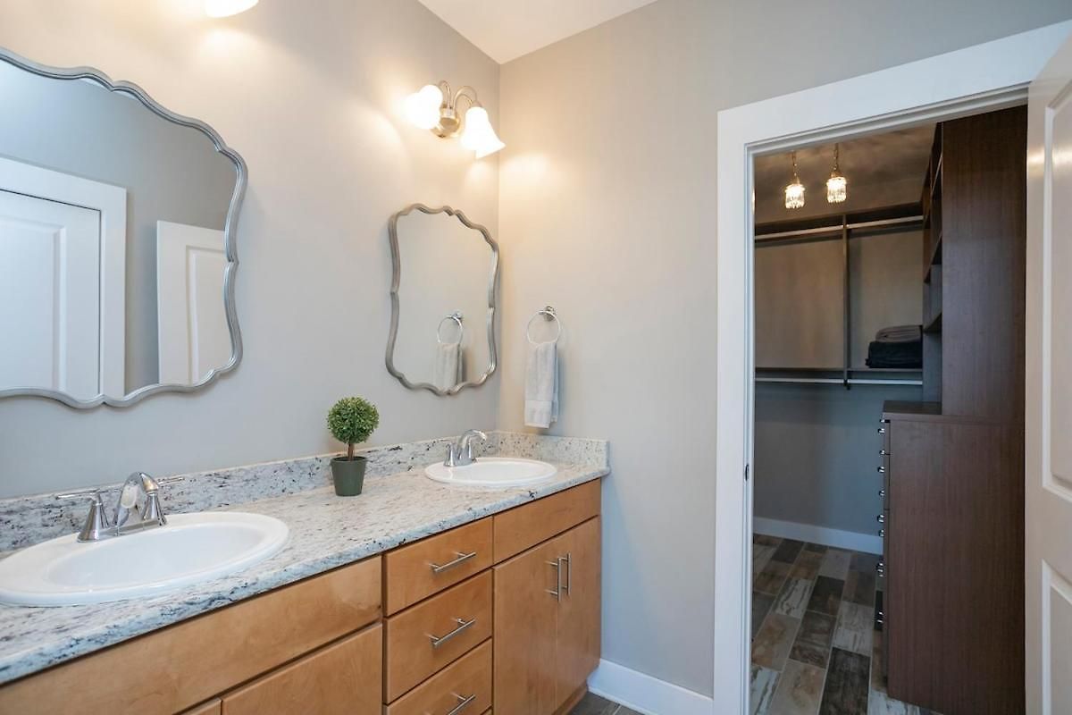 Beautiful In The Heart Of Downtown Walk To Broadway Apartment