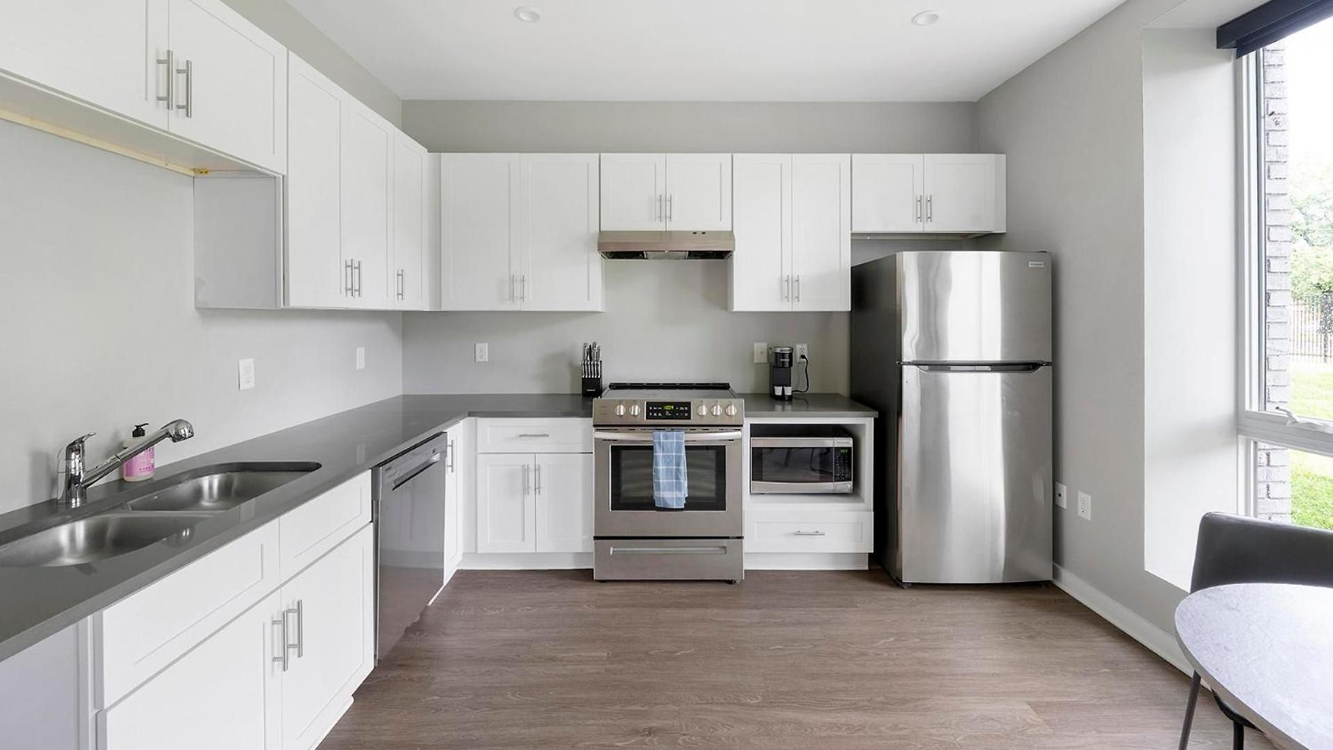 Landing Stylish Clubhouse Pool Apartment *