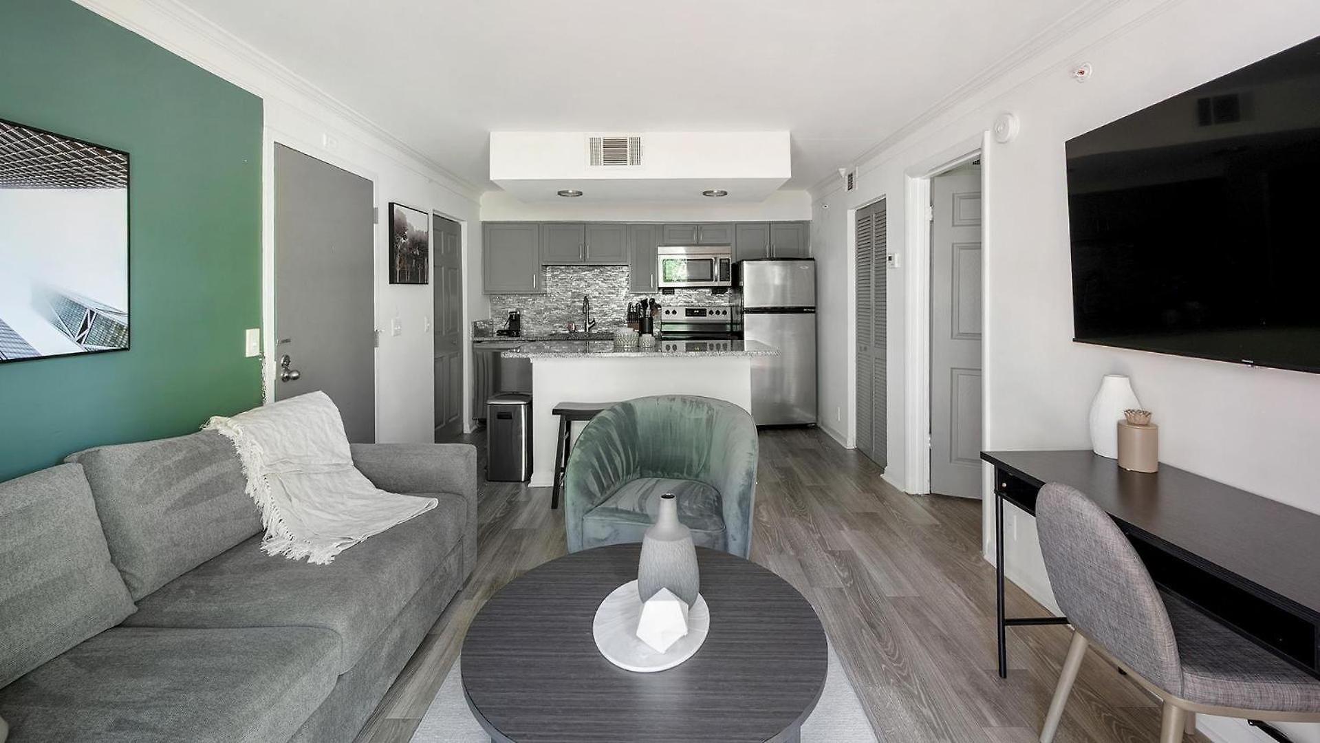Landing - The Metropolitan Apartment *